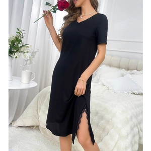 Dettaglio camicia da notte nera con scollo a V, inserti in pizzo e spacco laterale