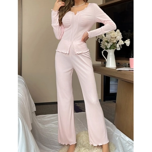 Ensemble pyjama rose à col V en maille côtelée avec ourlet volanté et pantalon large