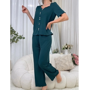 Ensemble pyjama vert foncé à manches courtes avec bords ondulés et texture côtelée
