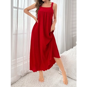 Détail d'une nuisette longue rouge avec col carré et tissu à texture plissée