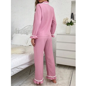 Set pigiama rosa a costine con maglia a maniche lunghe e pantaloni con volant bianchi