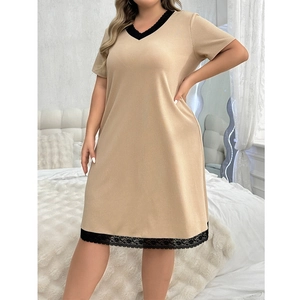 Elegante camicia da notte color albicocca con scollo a V e pizzo in un taglio ampio e comodo