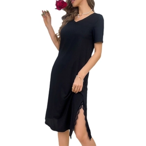 Camicia da notte nera da donna con scollo a V, maniche corte e spacco in pizzo