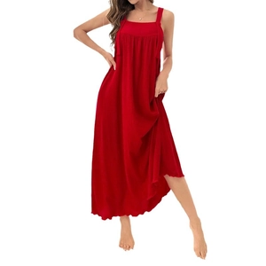 Robe longue rouge élégante à col carré avec coupe trapèze et texture plissée