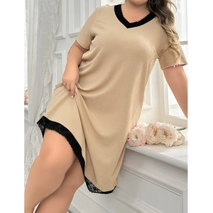 Camicia da notte ampia con scollo a V, pizzo nero e trama a coste color albicocca