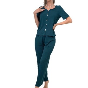 Ensemble de pyjama vert foncé chic avec haut à manches courtes et pantalon à bords ondulés