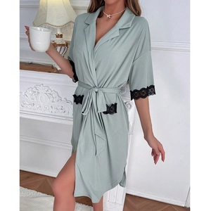 Elegante vestaglia verde salvia con revers, pizzo nero e cintura in vita lussuosa