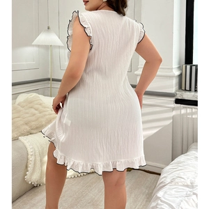 Nuisette blanche à col en V avec volants noirs et tissu en seersucker texturé