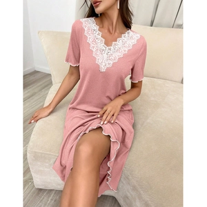 Détails du col en V en dentelle et de l'ourlet à volants sur une chemise de nuit mauve