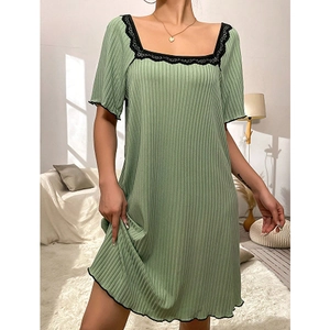 Hellgrünes Strickkleid mit quadratischem Ausschnitt, schwarzer Spitze und Rippenstruktur