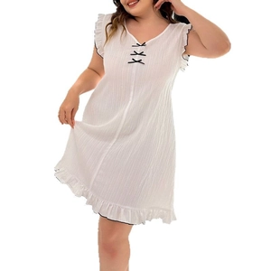 Nuisette blanche sans manches col V avec lacets noirs décoratifs et bordures volantées
