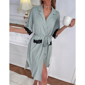Dettaglio della camicia da notte verde salvia con bordo in pizzo nero su maniche e tasche