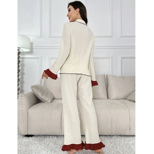 Ensemble pyjama femme crème à manches longues et pantalon avec bords rouges volantés