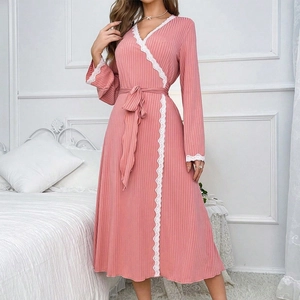 Robe de chambre rose à manches longues avec bordure en dentelle blanche et ceinture