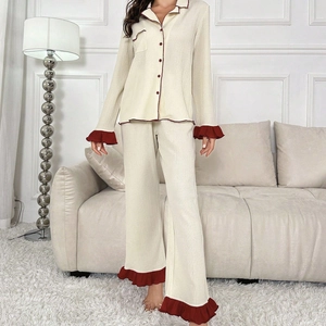Détails du pyjama crème avec passepoil rouge contrasté et finitions élégantes à volants