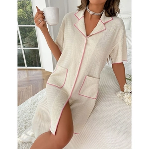 Robe de nuit beige à manches courtes avec liseré rose contrasté et col à revers