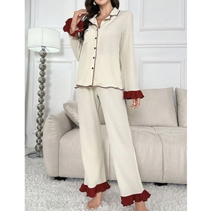 Ensemble pyjama beige pour femme avec bords volantés rouge foncé et col à revers chic