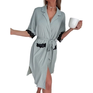 Vestaglia in maglia verde salvia con pizzo nero e cintura da donna