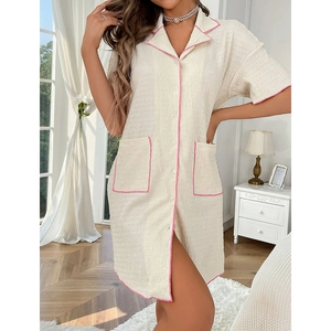 Chemise de nuit courte beige à boutons avec liseré rose et tissu gaufré texturé