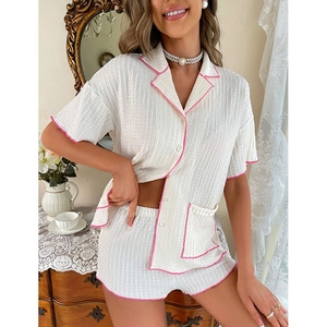 Ensemble de pyjama crème pour femmes avec bordure rose et texture côtelée