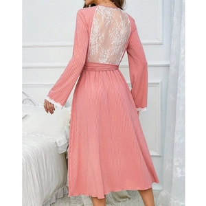 Robe de chambre plissée rose avec détails élégants en dentelle blanche au dos et ceinture