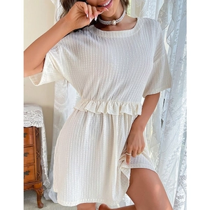 Robe courte crème à manches courtes avec texture gaufrée et volants à la taille