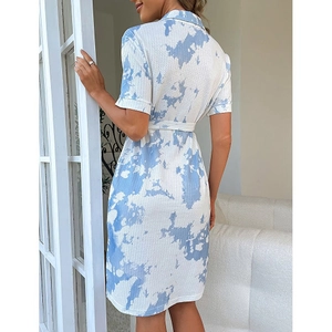 Robe courte à manches courtes tie-dye bleu et blanc avec ceinture à nouer
