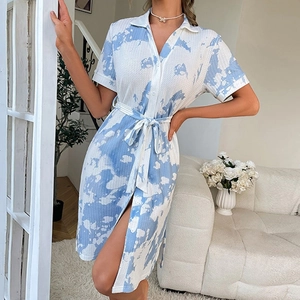 Détails de la texture de la robe chemise tie-dye bleue avec col à revers et ceinture