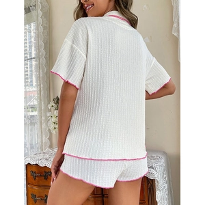 Ensemble pyjama blanc deux pièces pour femme avec bordures roses ondulées et texture