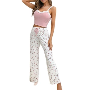 Pigiama da donna a due pezzi con canotta rosa, bordo in pizzo e pantaloni a fiori