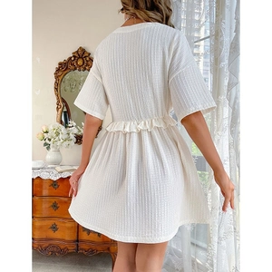 Nuisette blanche à manches courtes avec taille haute à volants et tissu en maille côtelée