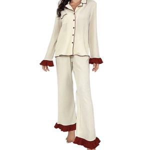Ensemble pyjama beige pour femme avec bords volantés bordeaux et chemise boutonnée en coton gaufré