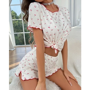 Detail von Kirsch-Pyjama-Set mit rotem Wellensaum und gerippter Stoffstruktur