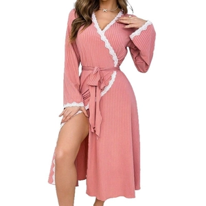 Robe de chambre rose à manches longues avec bordure en dentelle blanche et ceinture