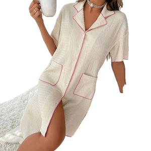 Robe de nuit beige pour femme à manches courtes, liseré rose contrasté et grandes poches