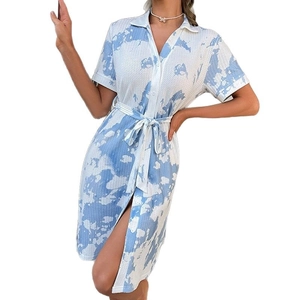 Robe à manches courtes avec imprimé tie-dye bleu et texture gaufrée à nouer