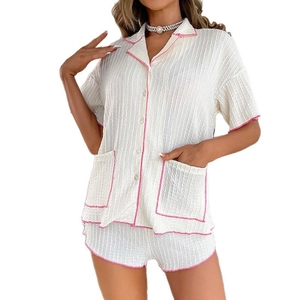 Pyjama femme en seersucker blanc avec liseré rose contrasté et haut à manches courtes