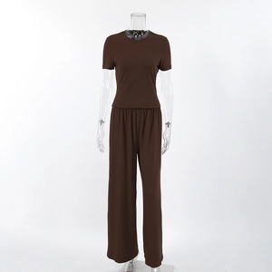 Conjunto de ropa de descanso café oscuro con camiseta de manga corta y pantalón ancho