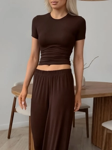 Vista frontal del conjunto de top corto de manga corta marrón chocolate y pantalón ancho