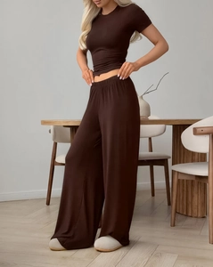 Detalle de conjunto loungewear marrón chocolate con camiseta de manga corta y pantalón