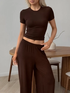 Detalle de conjunto de descanso marrón con camiseta de manga corta y pantalón ancho