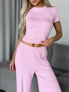 Detalle del conjunto de pijama rosa de seda de leche con top corto y pantalones