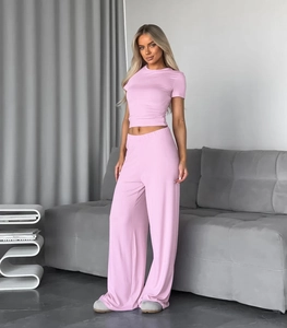 Detalle de conjunto de pijama rosa de seda de leche con pantalón ancho fluido