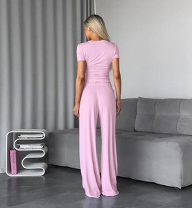 Conjunto de pijama de seda de leche rosa con top de manga corta y pantalones anchos