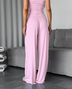 Detalle del conjunto de descanso rosa de dos piezas con pantalón ancho de talle alto vista trasera