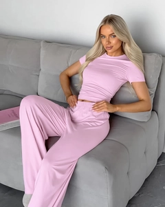 Conjunto rosa de dos piezas para estar en casa con camiseta de manga corta y pantalón ancho