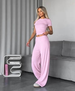 Detalle del pijama rosa de seda de leche con top corto y pantalones de pierna ancha