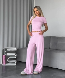 Detalle de top de manga corta y pantalones de pierna ancha de seda de leche rosa mujer