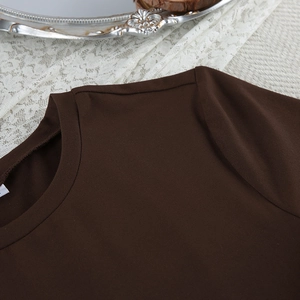 Detalle del cuello redondo y costura del hombro en ropa de dormir marrón oscuro