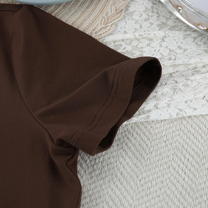 Detalle de la costura doble en la manga del pijama de manga corta marrón oscuro